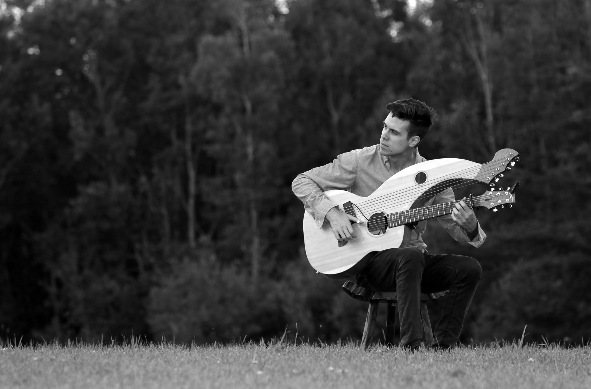 Musique : Entre renaissance et baroque, la guitare harpe et Jamie Dupuis